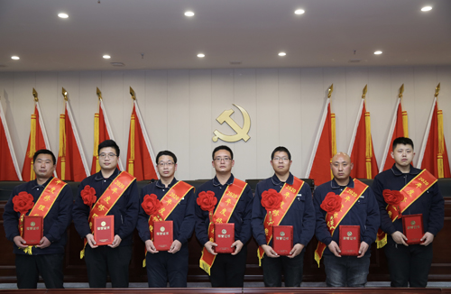 0206 修理能手從左至右依次為 邵冠峰、王寶玉、潘春樂、李龍、許特斯、韓利杰、寇增亮.jpg