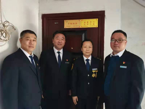 “一人得獎(jiǎng)，全家光榮” 送“牌”上門，集團(tuán)為標(biāo)兵先進(jìn)送去榮譽(yù)喜報(bào)牌匾