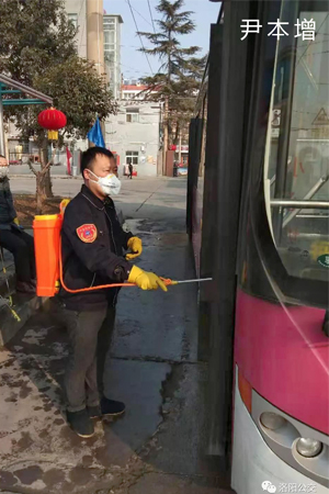 抗擊疫情，讓黨旗飄揚(yáng)在公交防控一線