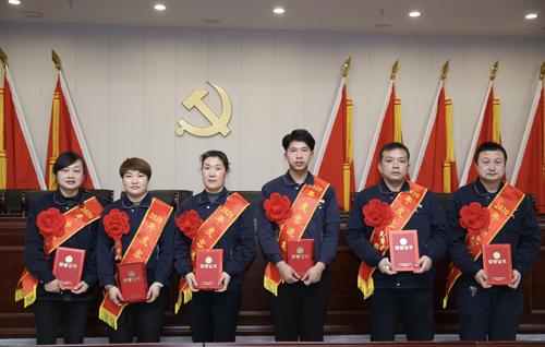 0205 客運(yùn)能手從左至右依次為 吳婷、李若芳、李彩霞、嚴(yán)成彬、姚乃遜、沈金雷.jpg