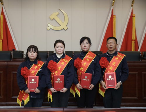 0207 從左至右依次為 點(diǎn)鈔能手王璐、充值能手孫昭娣、教學(xué)能手王慧娟、孫衛(wèi)東.jpg