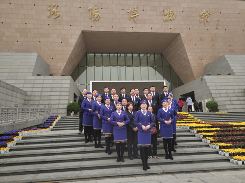 瞧！春分時節(jié)的最美公交藍(lán)！