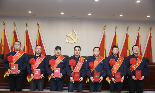 0202  標(biāo)兵從左至右依次為 苗田、尤建鵬、劉德斌、褚聰偉、王占峰、解偉強(qiáng)、馬群藝.jpg