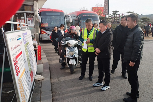 A1 集團(tuán)黨委書(shū)記、董事長(zhǎng)王保東到龍門(mén)石窟公交站調(diào)研